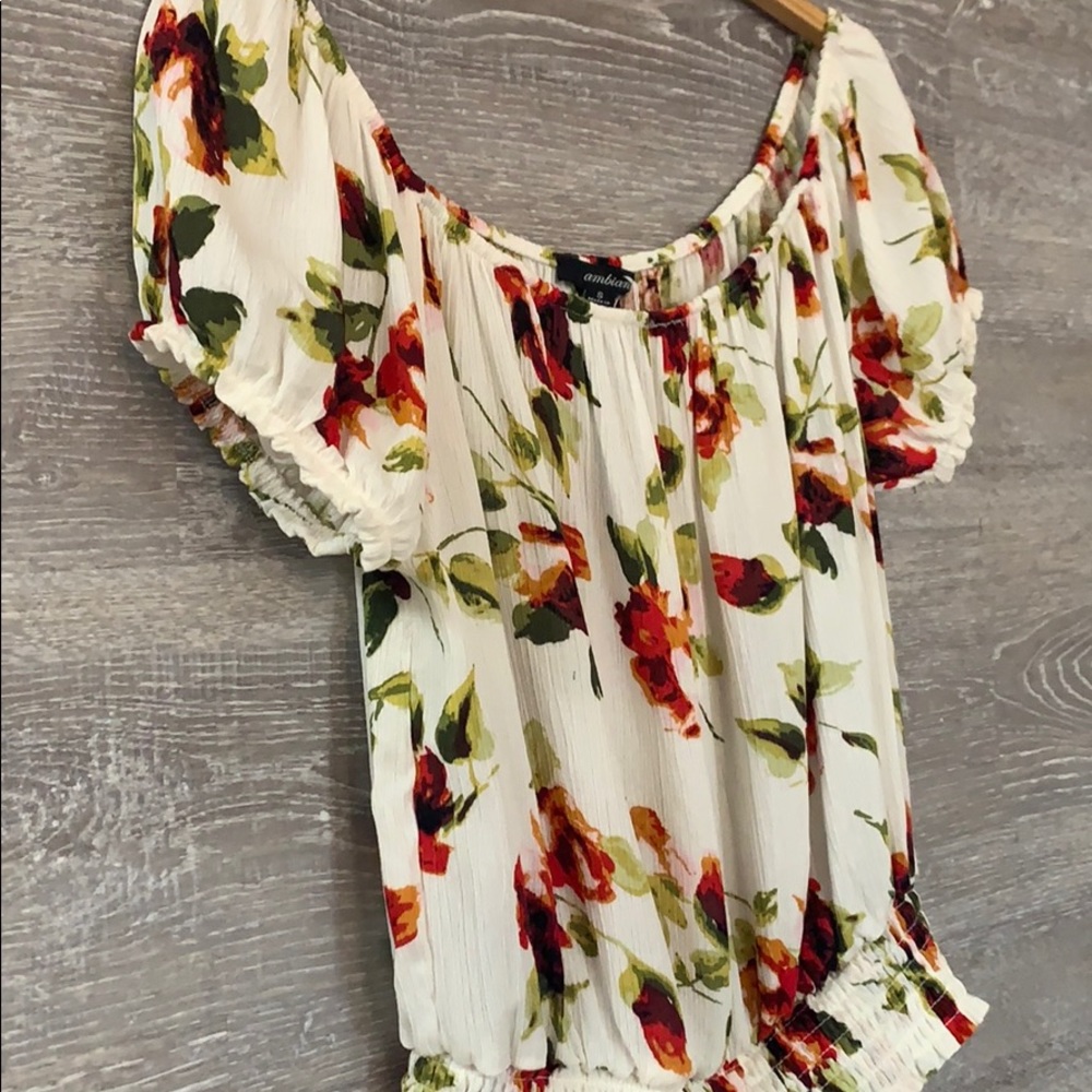 Floral crop top On sale!🚨 - Picture 3 of 4